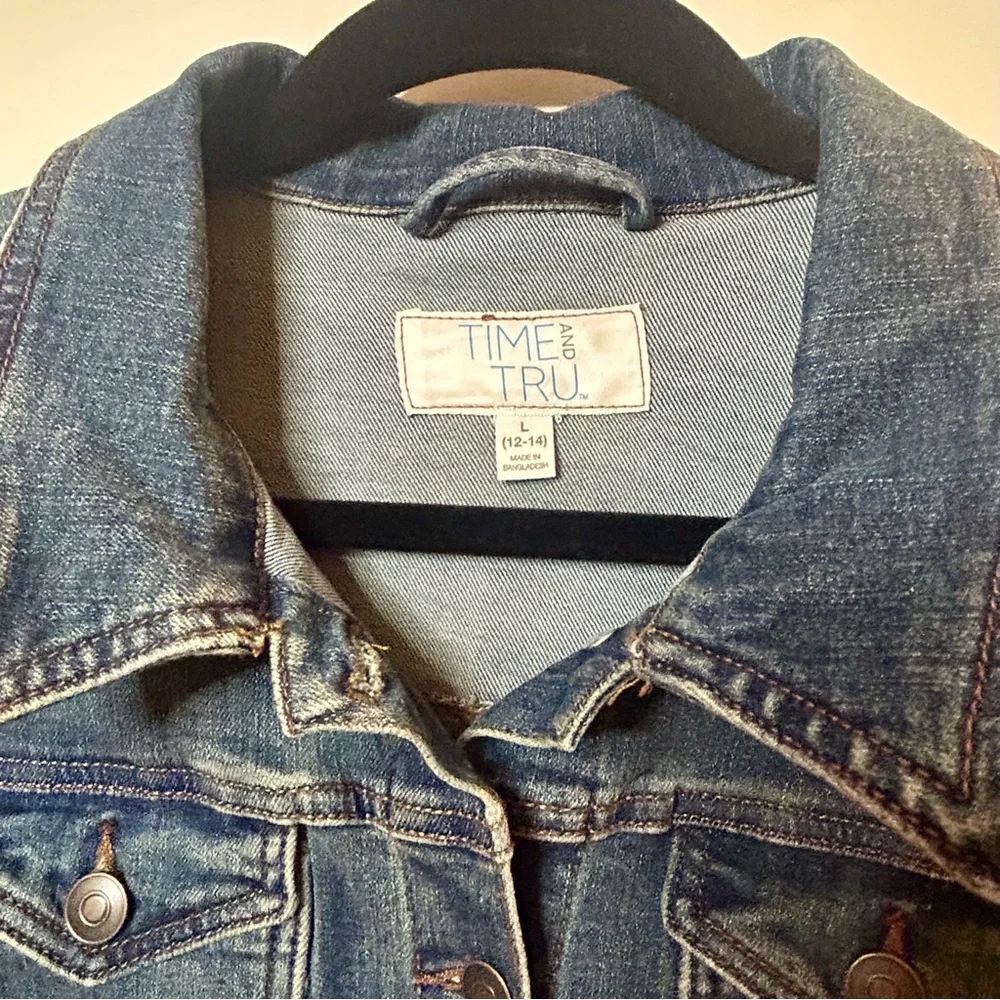 Classic Semi Fitted Medium Wash Blue Jean Jacket Collared Denim Button Up Pocket